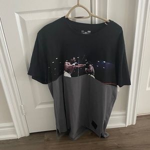 Like New Men's Under Armour T-Shirt - Size Large